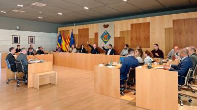 Votación para aprobar el presupuesto municipal, en el pleno extraordinario celebrado este miércoles. Foto: Aj. Salou