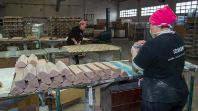 Trabajadoras de una fábrica de muebles de La Sènia. Foto: Joan Revillas