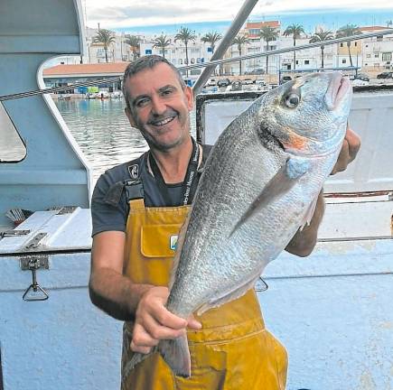 $!Pau Escala muestra un pez, pescado en su embarcación de arrastre de Les Cases d’Alcanar. foto:cedida