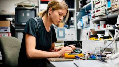 Cada persona tutora podrá tener como máximo, de modo simultáneo, a cinco personas en formación práctica. Foto: EFE