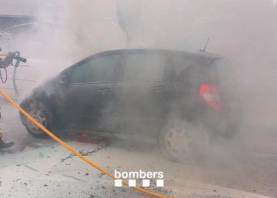 Los bomberos durante la extinción de las llamas. Fotos: Bombers de la Generalitat