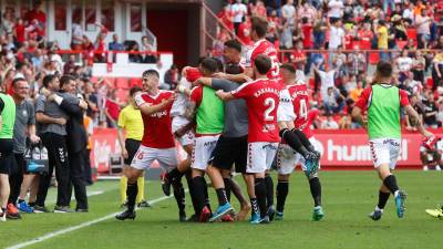 Los jugadores del Nàstic celebran uno de los cinco goles ante la Cultural. foto: Pere Ferré