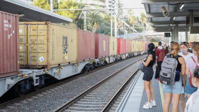 Un convoy de mercancías en la estación de Tarragona. Foto: Pere Ferré/DT