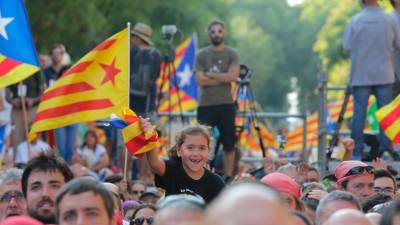 Una niña pequeña con una bandera estalada en la mano en manifestación en la Rambla durante la Diada Nacional de Catalunya. Foto: Lluís Milián