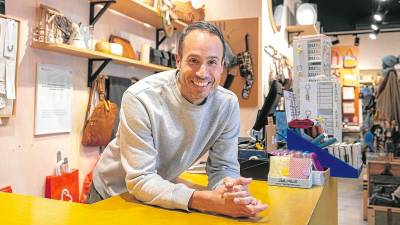 Melcior Bustos, ayer, en la tienda de regalos El Lloro de la Negrita, ubicada en la calle Governador González. Foto: Àngel Ullate