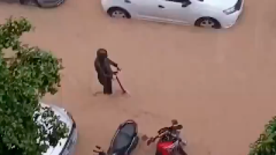 Instante mientras la mujer fue vista encima del patinete. Foto: DT