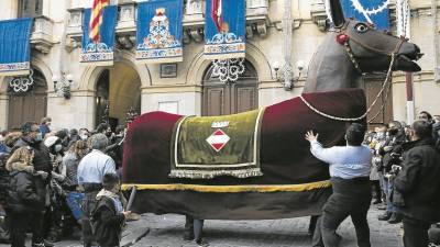 La impresionant Mulassa de Valls ballant davant de l’ajuntament. FOTO: ÀNGEL ULLATE