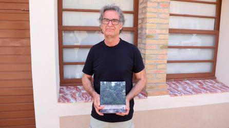 Ramon Sicart ha publicat un llibre del projecte Terra de llorers, que compta amb 38 històries poc conegudes de Llorenç. Foto: R. Urgell