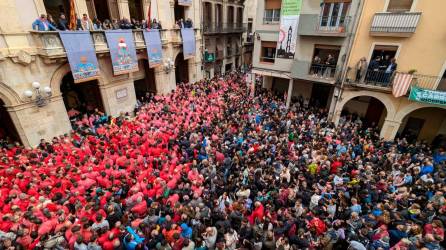 Imatge de la plaça del Blat de Valls plena per la Diada. Foto: Àngel Ullate