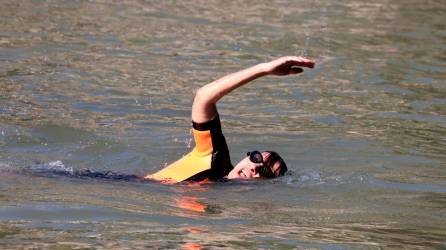 La alcaldesa, Anne Hidalgo, se bañó en el río para demostrar que el agua era apta. Foto: EFE