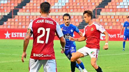 Ander Gorostidi controla un balón ante el capitán Joan Oriol. Foto: Nàstic