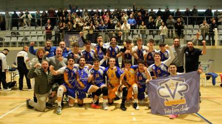 El Roquetes celebra la victoria ante el Sabadell y la clasificación a la Copa Príncipe. foto: cedida