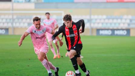 Pol Fernández controla un balón durante el duelo del pasado domingo ante el Badalona. foto: alba mariné