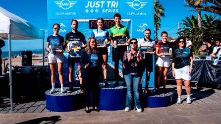 Podio conjunto de las categorías masculina y femenina. foto: running solutions