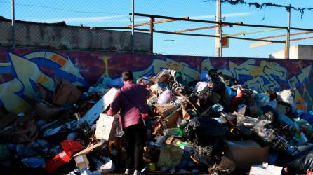 Una mujer tira la basura en el área de emergencia de L’Arboç durante la segunda alerta por emergencia sanitaria. Foto: ACN