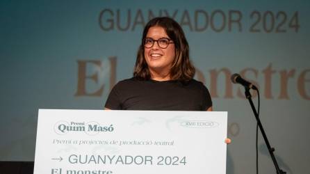 Anna Fernández rep el premi per ‘El Monstre’ durant l’entrega dels premios Quim Masó. Foto: EFE