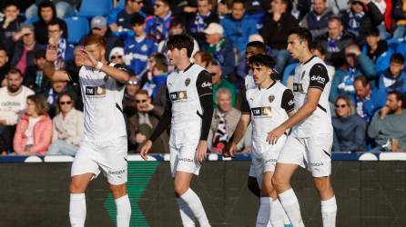 Jugadores del Valencia durante su último partido contra el Getafe. Foto: EFE