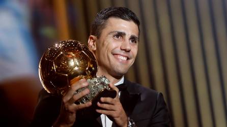 Rodri Hernández posa con el Balón de Oro. Foto: EFE