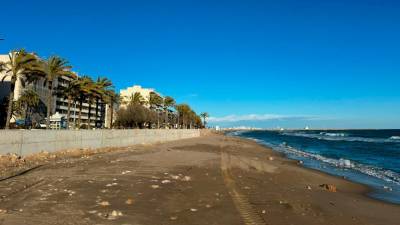 El tramo de playa donde estaba la plaza del Mil·lenari de Calafell.