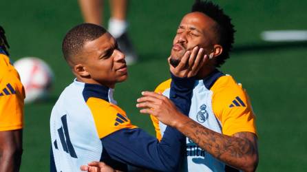 Kylian Mbappé, junto a Eder Militao en un entrenamiento del Real Madrid. Foto: EFE