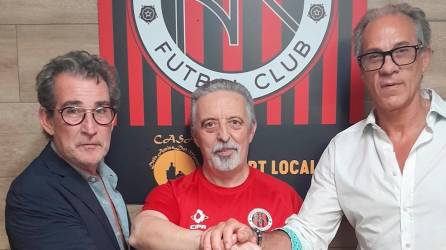 El presidente de la entidad, el ya exentrenador, Manuel Salado, y un directivo del club. Foto: C. F. Reus RN