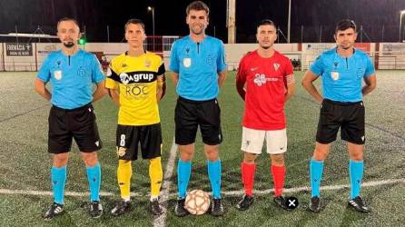 Sánchez Ejea, en el centro de la imagen, junto a sus asistentes y los capitanes del Atlètic Roda de Barà y el CE Manresa.