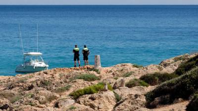 Dos agentes de la Unitat de Platges, en una imagen de archivo. Foto: Lluís Milián/DT