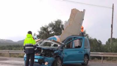 Imagen del turismo tras el accidente. Foto: El Vendrell TV