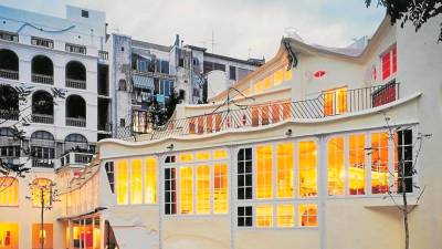 Jujol proyectó la planta baja del teatro como si fuera un barco sobre la superficie del mar. Foto: DT