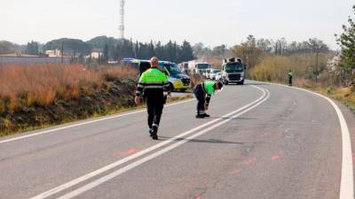 Dos agentes de los Mossos recopilando datos de un accidente de 2024. Foto: DT