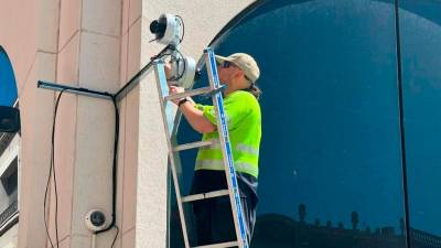 Un operari instalant una càmara de videovigilància. Foto: Alfredo González