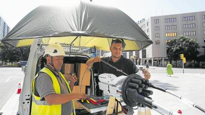 Óscar (derecha) y un compañero, trabajando ayer en Tarragona, Foto: Pere Ferré