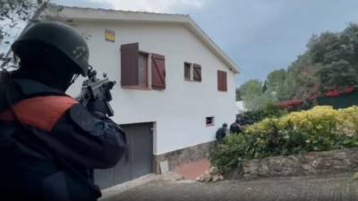 Los Mossos en el control de la vivienda durante la intervención.