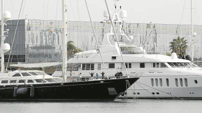 La tripulación haciendo gimnasia a bordo de una de las embarcaciones de la Marina Tarraco. Foto: Pere Ferré