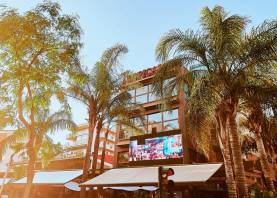 La discoteca Tropical Salou se encuentra en la esquina entre las calles Carles Buïgas y Murillo.