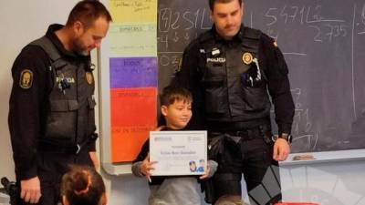 Dylan recibió un reconocimiento de la Policía Local.