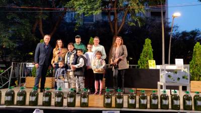 Sebastià el guanyador al centre i de verd, amb les autoritats polítiques a l’esquerra del tot, el regidor Josep Baiges i l’alcaldessa, Sandra Guaita; i, a la dreta, Antoni Galceran (de blanc) i Montse Gelonch. Foto: C. Valls