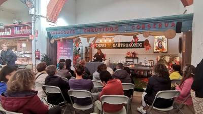 Taller de cuina d’aprofitament al mercat amb motiu de la Setmana per la Prevenció de Residus. foto: N. S,