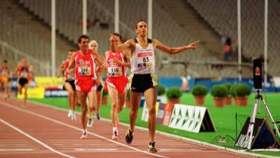 Yuseff El Nasri, proclamándose campeón de España de los 5.000 metros en el año 2000 en el estadio de Montjuïc. FOTO: dt