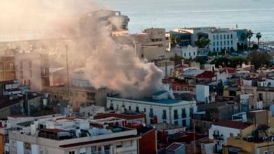 La columna de humo es visible desde varios puntos de la ciudad. Foto: @rosatgn