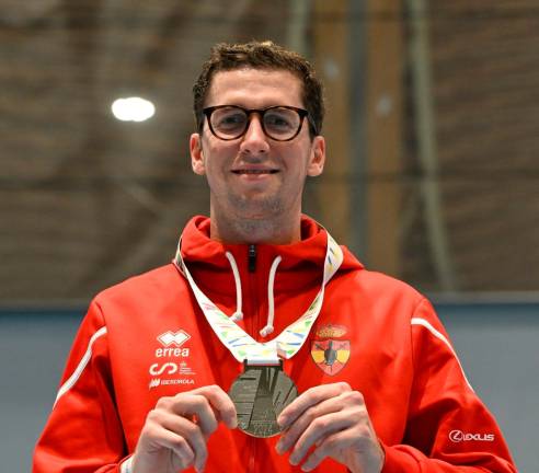 Eugeni Gavaldà, en lo alto del podio con la medalla de plata que logró en Vancouver. foto: cedida