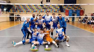 Los jugadores del Roquetes festejando su permanencia en la Superliga 2 tras ganar en Tenerife. foto: volei roquetes