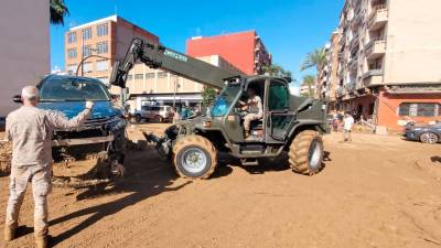 Militares del Escuadrón de Apoyo al Despliegue Aéreo del Ejército del Aire trabajan sin descanso en Paiporta, ayudando a la población a retirar vehículos y escombros que bloquean las calles. Foto: Ministerio de Defensa