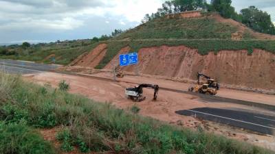 Las máquinas trabajando para retirar el lodo de la A-27. Foto: Ajuntament de Valls