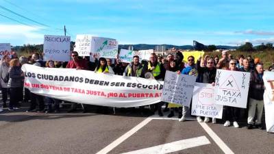 Protesta en La Bisbal del Penedès contra el previsto modelo de recogida de basuras.