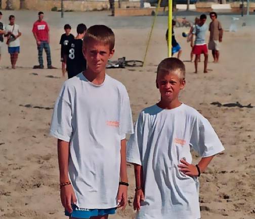 Dani Olmo, a la derecha, y suhermano Carlos, en la playa de Torredembarra. FOTO: D. Olmo