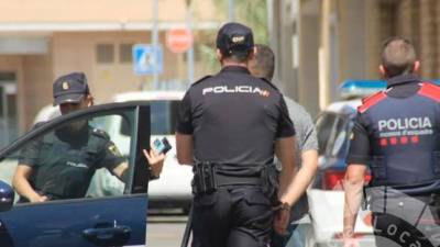 El operativo policial en el edificio. FOTO: POLICIA LOCAL VENDELL