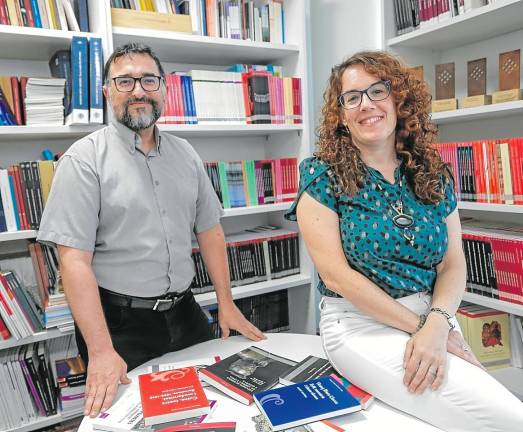 Jaume Llambrich i Magalí Urcaray, els dos responsables de Publicacions URV. Foto: Marc Bosch
