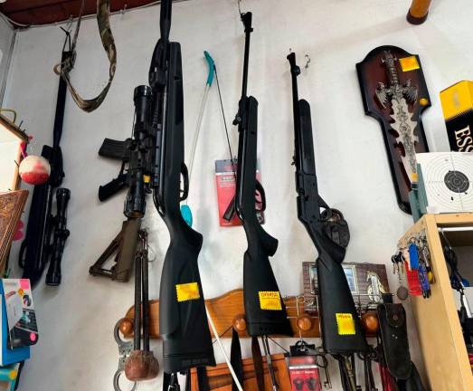$!La armería ilegal de Tarragona con pistolas, navajas y escopetas en el escaparate