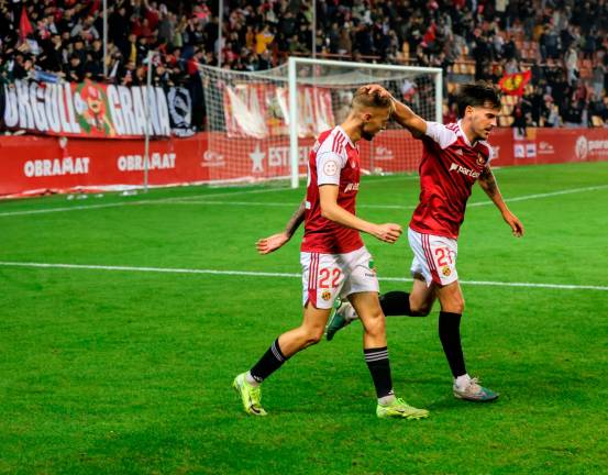 Víctor Narro y Joan Oriol celebran el gol del extremo balear ante la Cultural Leonesa en el Nou Estadi. foto: àngel ullate